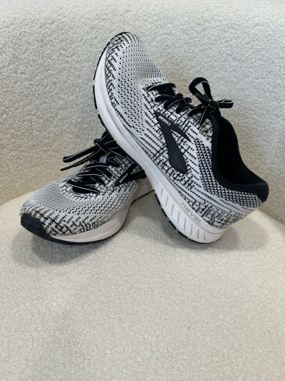 Brooks Revel 3 Women Size 6 Color White & Black  Running Shoes Sneakers